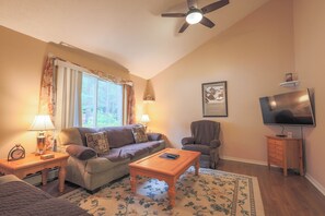 Smart-TV, DVD-Player, Tischfußball, Tischtennisplatte