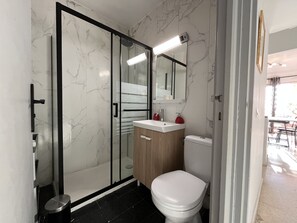 Shower, towels - Fréjus Plage, Le Méditerranée, Large T2, 56 m2, 4 people, Sea View (Fréjus)