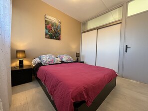 1 bedroom, WiFi, bed sheets - Fréjus Plage, Le Méditerranée, Large T2, 56 m2, 4 people, Sea View (Fréjus)