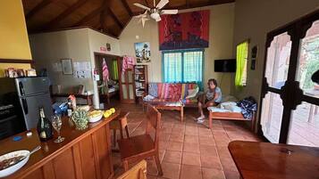 Casa de campo, patio, vistas al mar | 1 dormitorio, caja fuerte, decoración individual y mobiliario individual