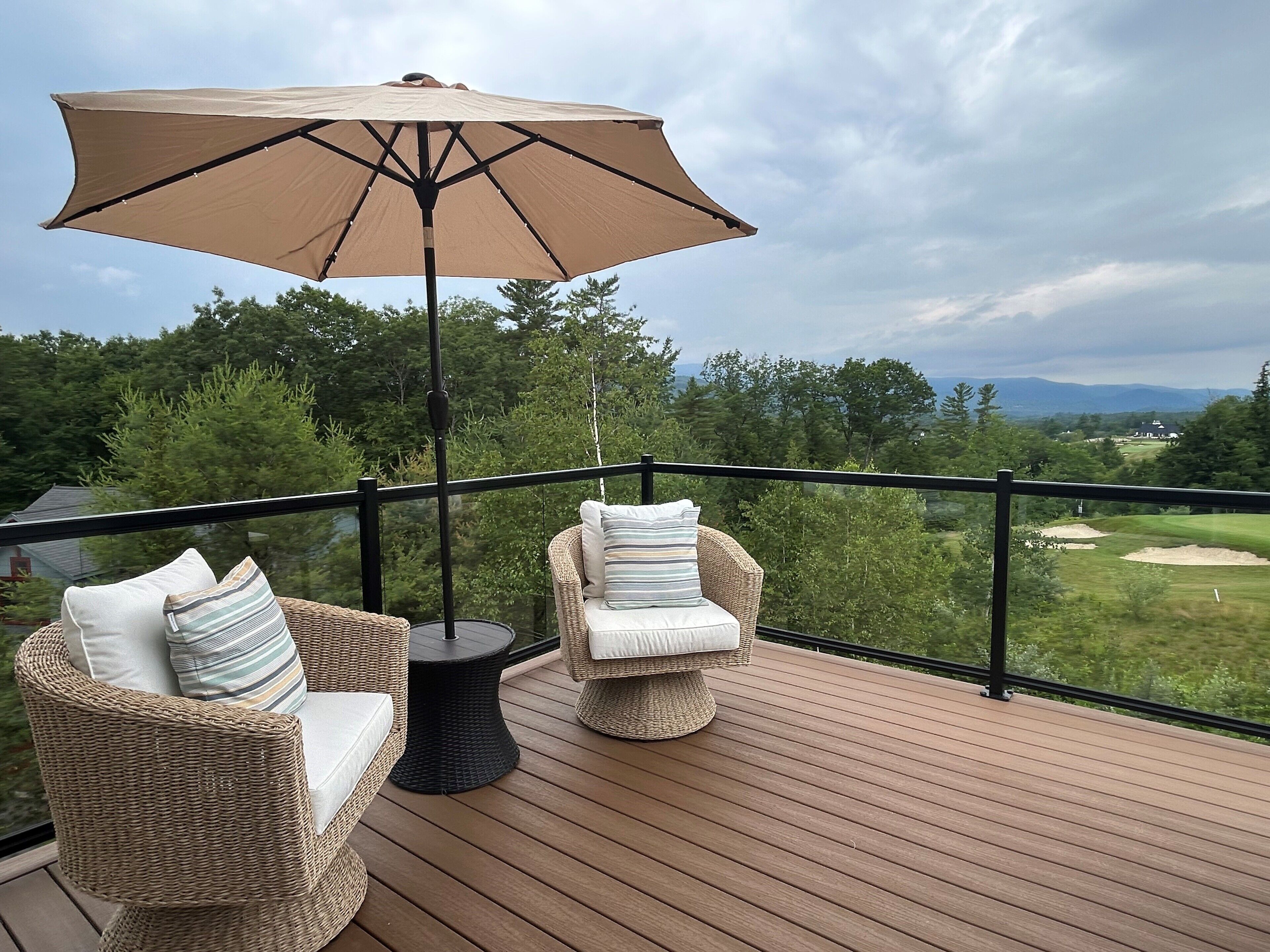 Upper deck with comfortable seating overlooking the 17th green and mountains