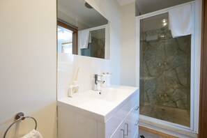 Shower, hair dryer, towels, toilet paper - Sea Shells Studio @ Blue Seas (Scamander)
