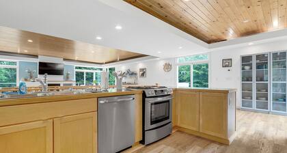 5mins to Bethel/Hot tub/Modern/Private/Fast Wi-fi
