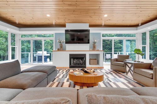 5mins to Bethel/Hot tub/Modern/Private/Fast Wi-fi