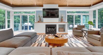 5mins to Bethel/Hot tub/Modern/Private/Fast Wi-fi