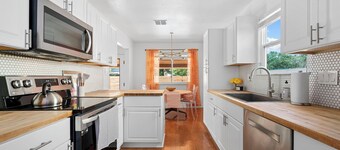 New Remodeled 4BR - Pool+Jacuzzi+PoolTable+Karaoke Stage+Arcades near Domain