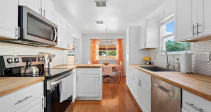 New Remodeled 4BR - Pool+Jacuzzi+PoolTable+Karaoke Stage+Arcades near Domain