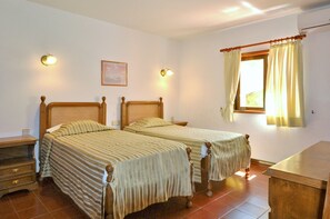 5 bedrooms, iron/ironing board, free WiFi, bed sheets - Escape to this 5-bedroom villa in the heart of the Algarve (Vilamoura)