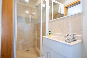 Ducha, secador de pelo, toallas, papel higiénico