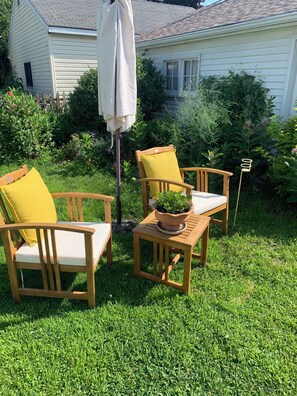 Property grounds - Springtime cozy & stylish 1 BR bath office for solo traveler in shared home. (Robbinsdale)