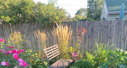 Quiet & stylish 1 BR, bathroom, office for solo business traveler in shared home