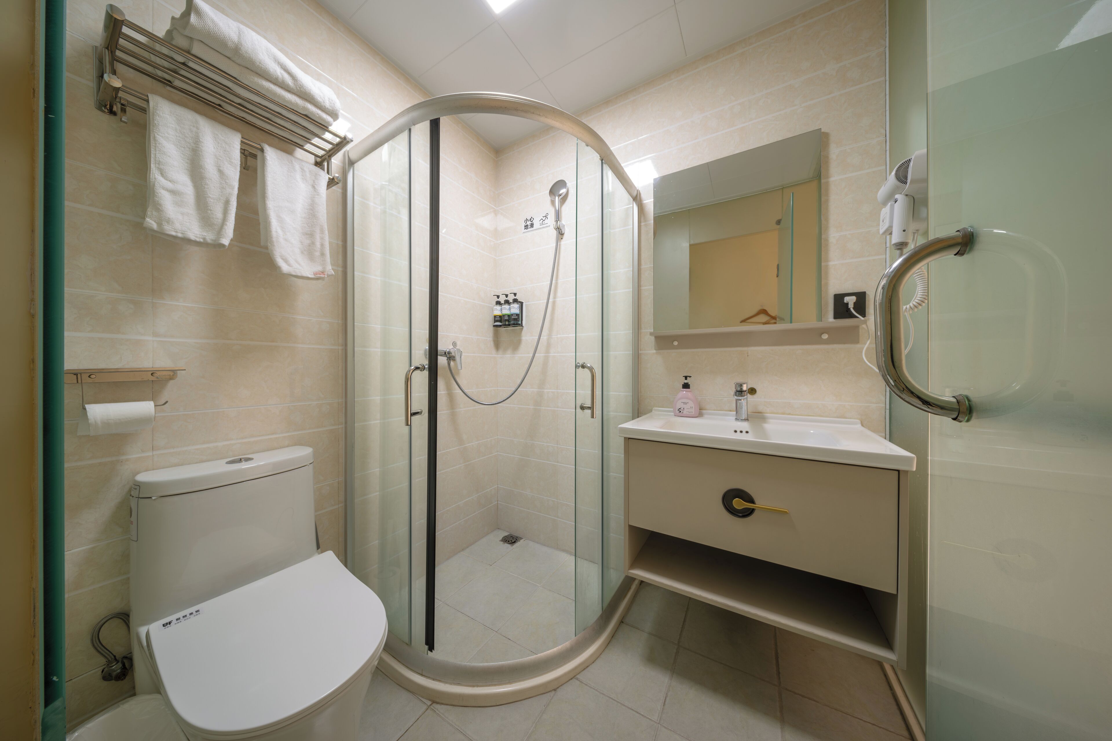 Chambre Double Classique | Salle de bain | Douche, douche à « effet pluie », articles de toilette gratuits