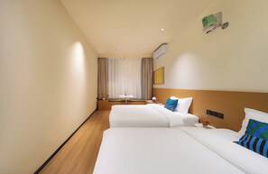 Classic Twin Room | Down comforters, laptop workspace, blackout drapes, soundproofing