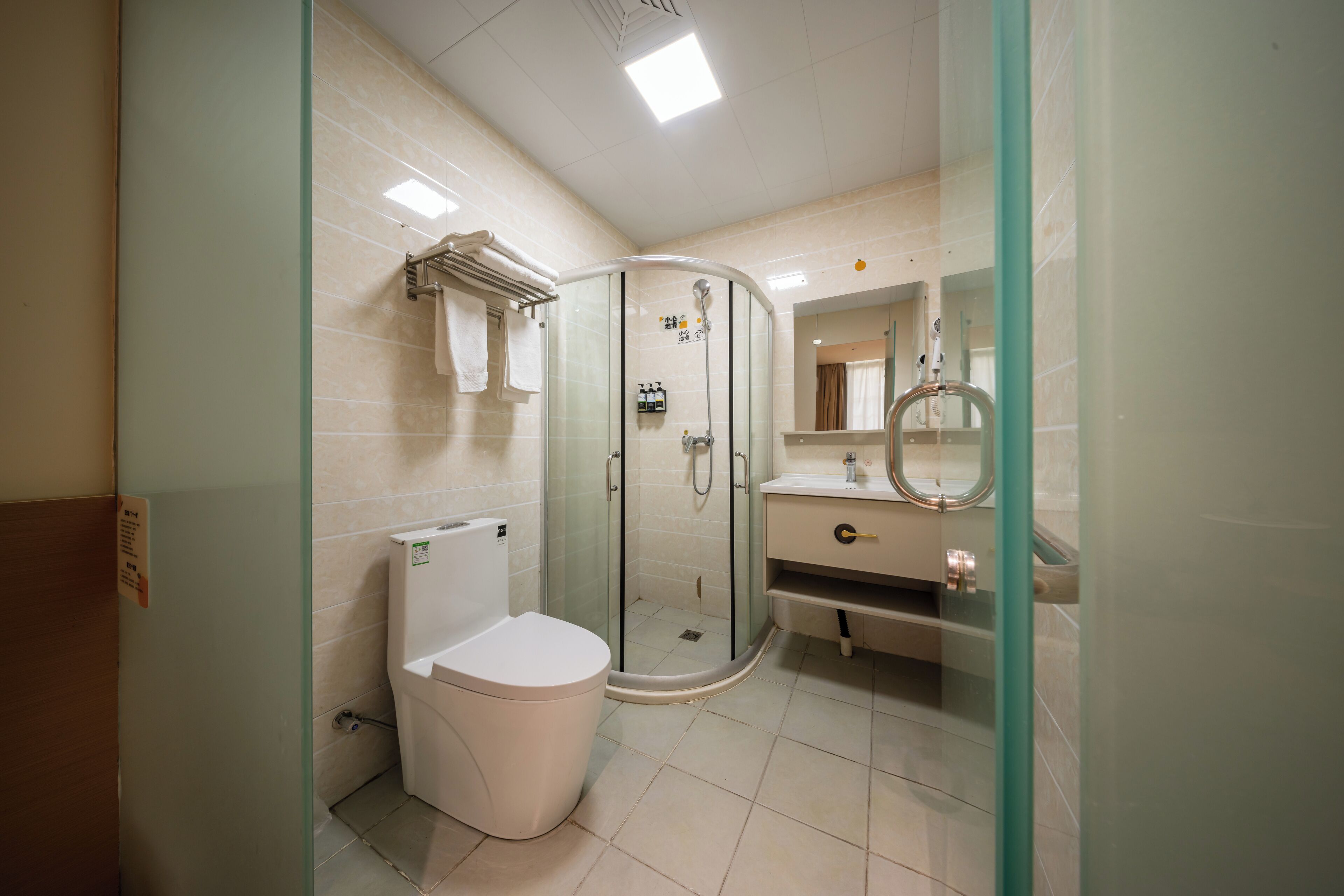 Chambre avec lits jumeaux | Salle de bain | Douche, douche à « effet pluie », articles de toilette gratuits