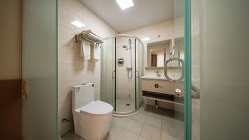 Habitación básica con 2 camas individuales | Baño | Regadera, regadera tipo lluvia, amenidades de baño gratuitas