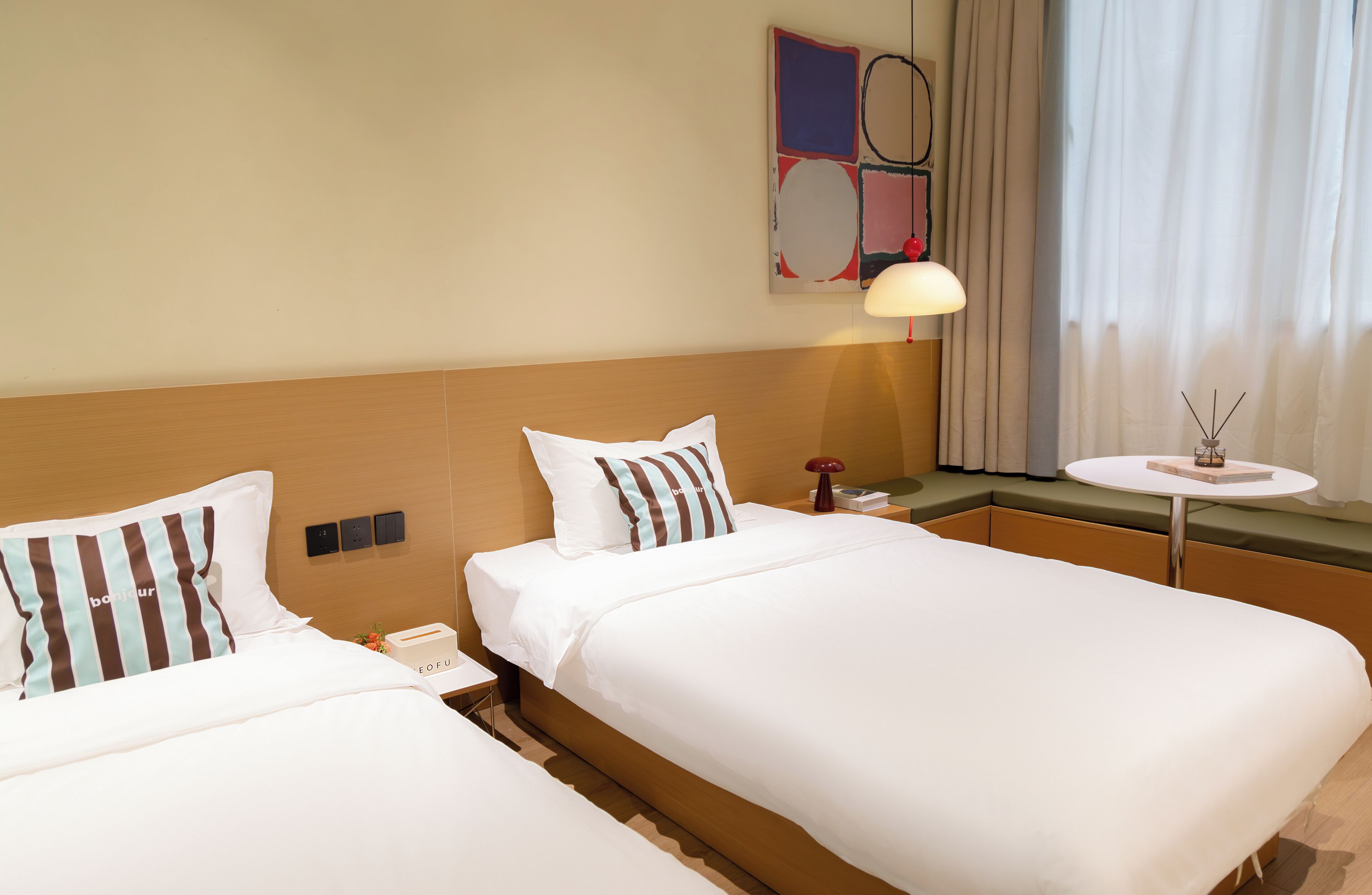 Chambre Familiale avec lits jumeaux | Couette en duvet d'oie, espace de travail pour ordinateur portable