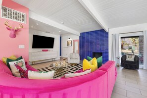 Televisión y chimenea