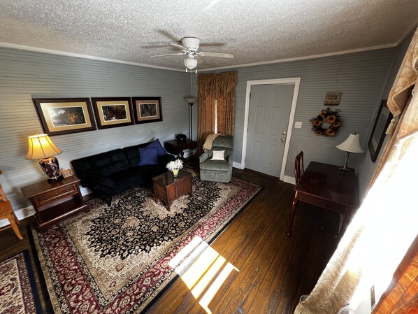 Smart TV - Charming 1-bedroom shotgun style house in historic downtown Natchez (Natchez)