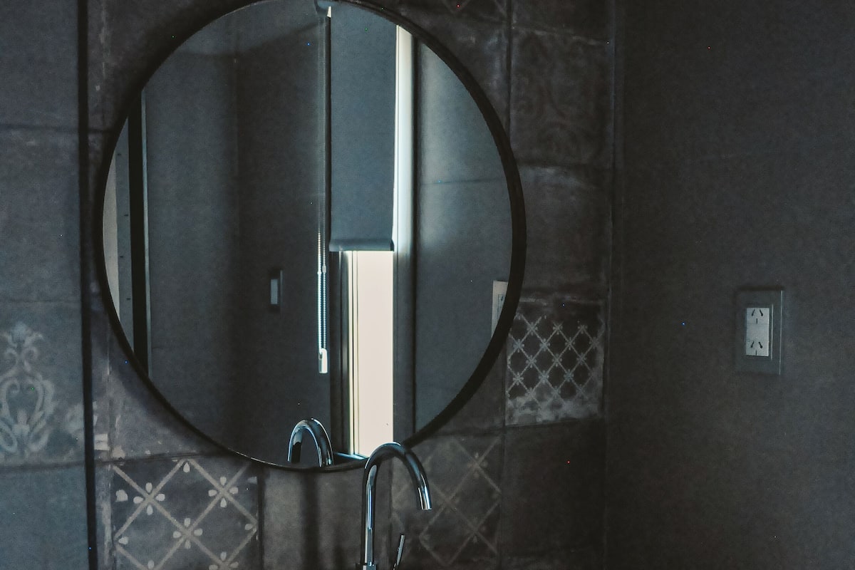 Pancuran mandi, tuala disediakan, sabun, syampu