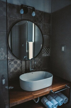 샤워 시설, 타월, 비누, 샴푸