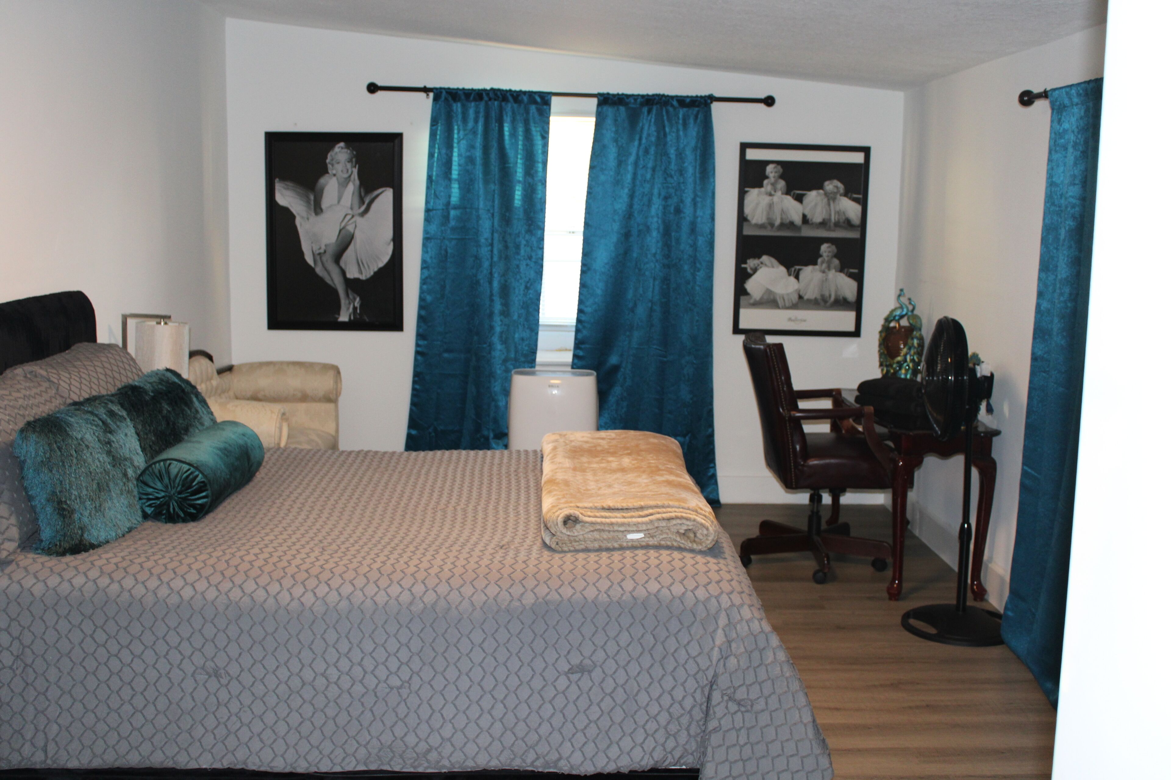 3 bedrooms, desk, WiFi, bed sheets