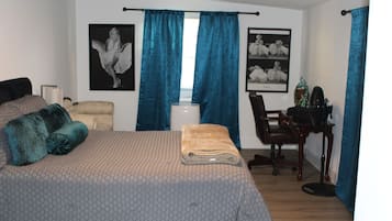 3 bedrooms, desk, WiFi, bed sheets