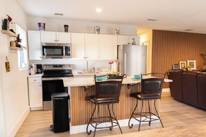 Mikroaaltouuni, uuni, liesi, kahvin-/teenkeitin