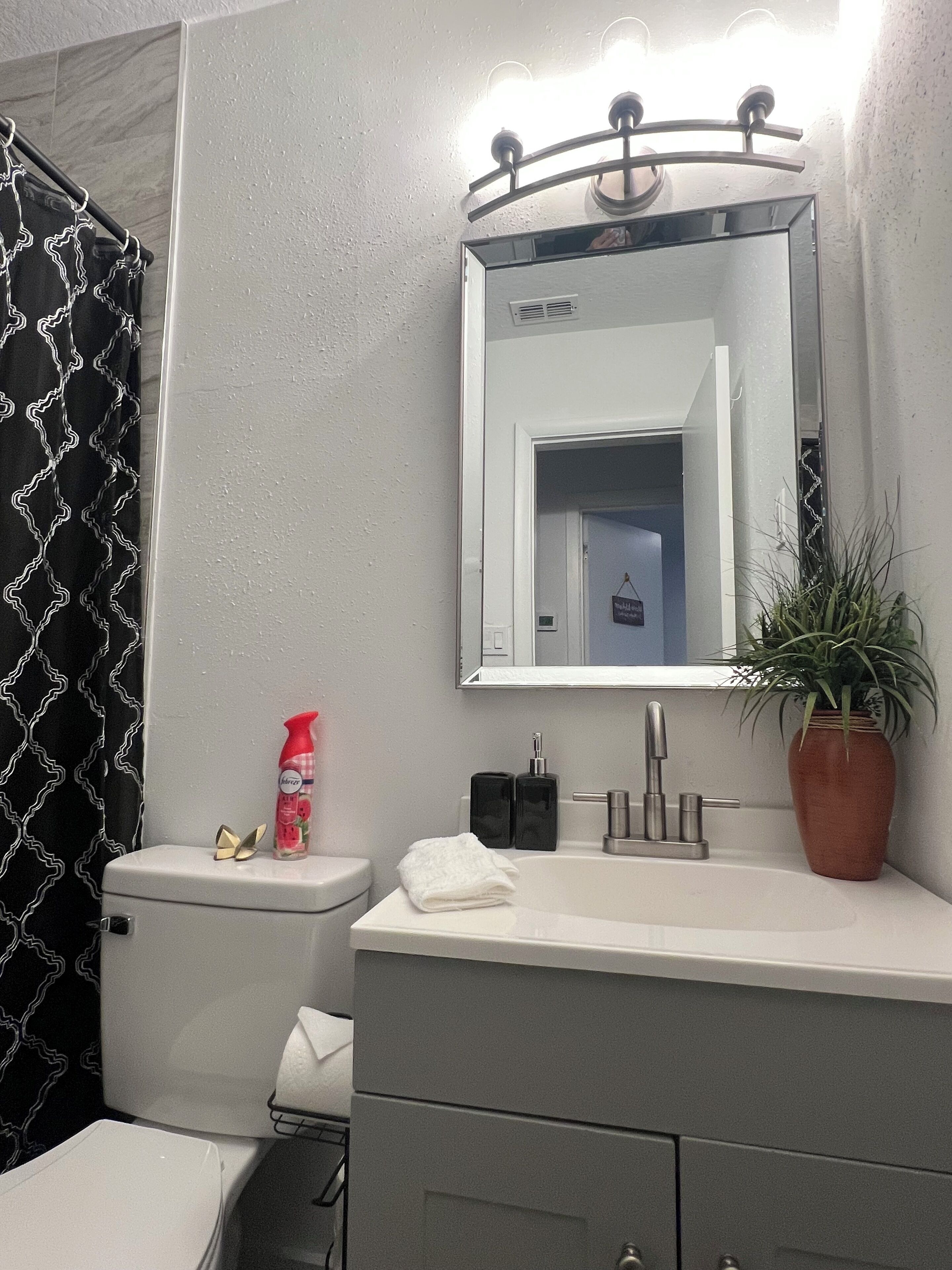 Dusch, handdukar, tvål och toalettpapper