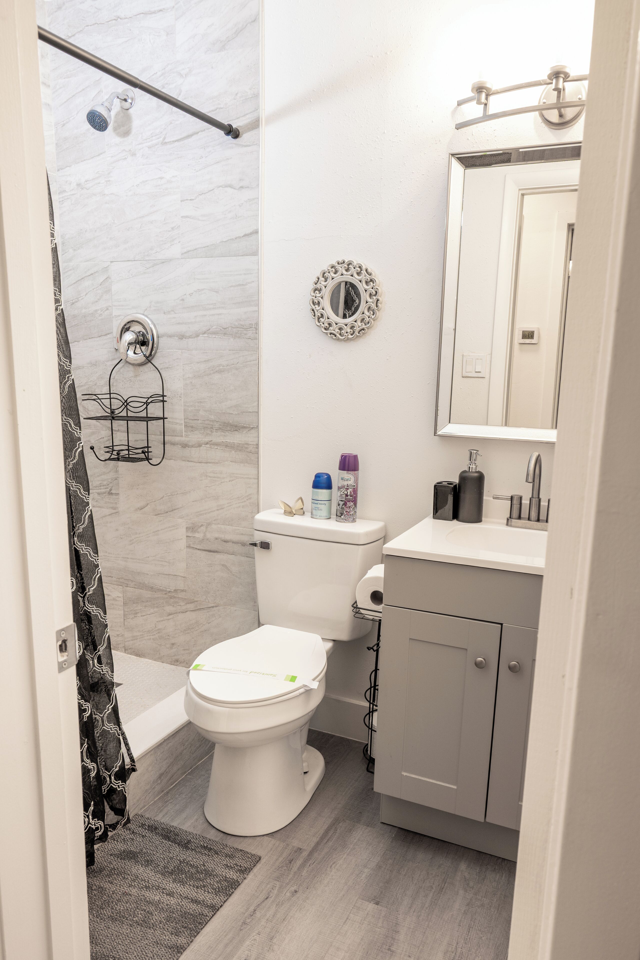 Chuveiro, toalhas de banho, sabonete, papel higiênico