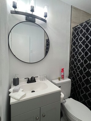 Dusj, håndklær, såpe og toalettpapir