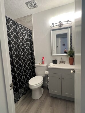 Dusj, håndklær, såpe og toalettpapir