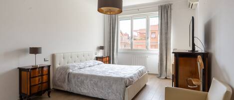 2 Schlafzimmer, Schreibtisch, schallisolierte Zimmer, WLAN