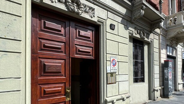 A building entrance with a large wooden door and a no parking sign. - Da Vinci - Exclusive Apartment - Navigli (Milano)