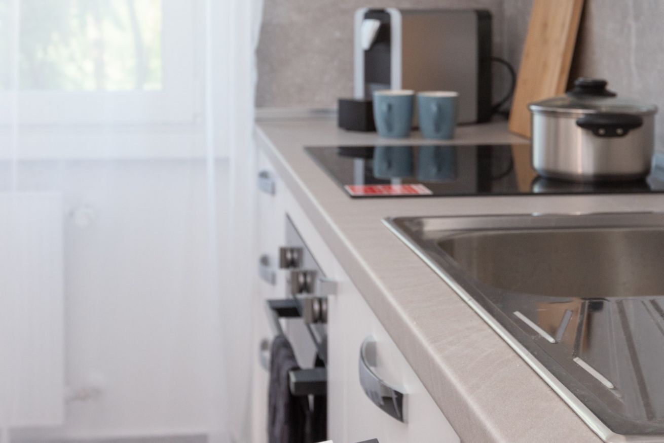 Kühlschrank, Mikrowelle, Ofen, Herdplatte