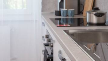 Kühlschrank, Mikrowelle, Ofen, Herdplatte