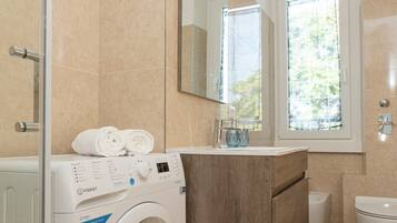 Douche, sèche-cheveux, bidet, serviettes fournies