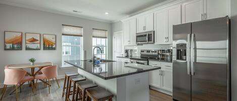 Frigorífico, microondas, horno y placa de cocina