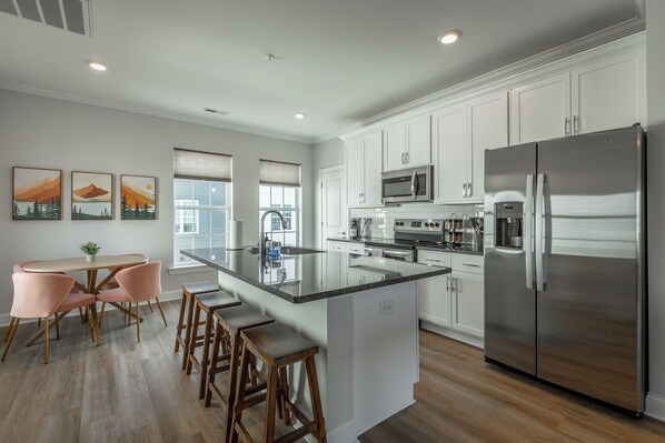 Réfrigérateur, micro-ondes, four, plaque de cuisson