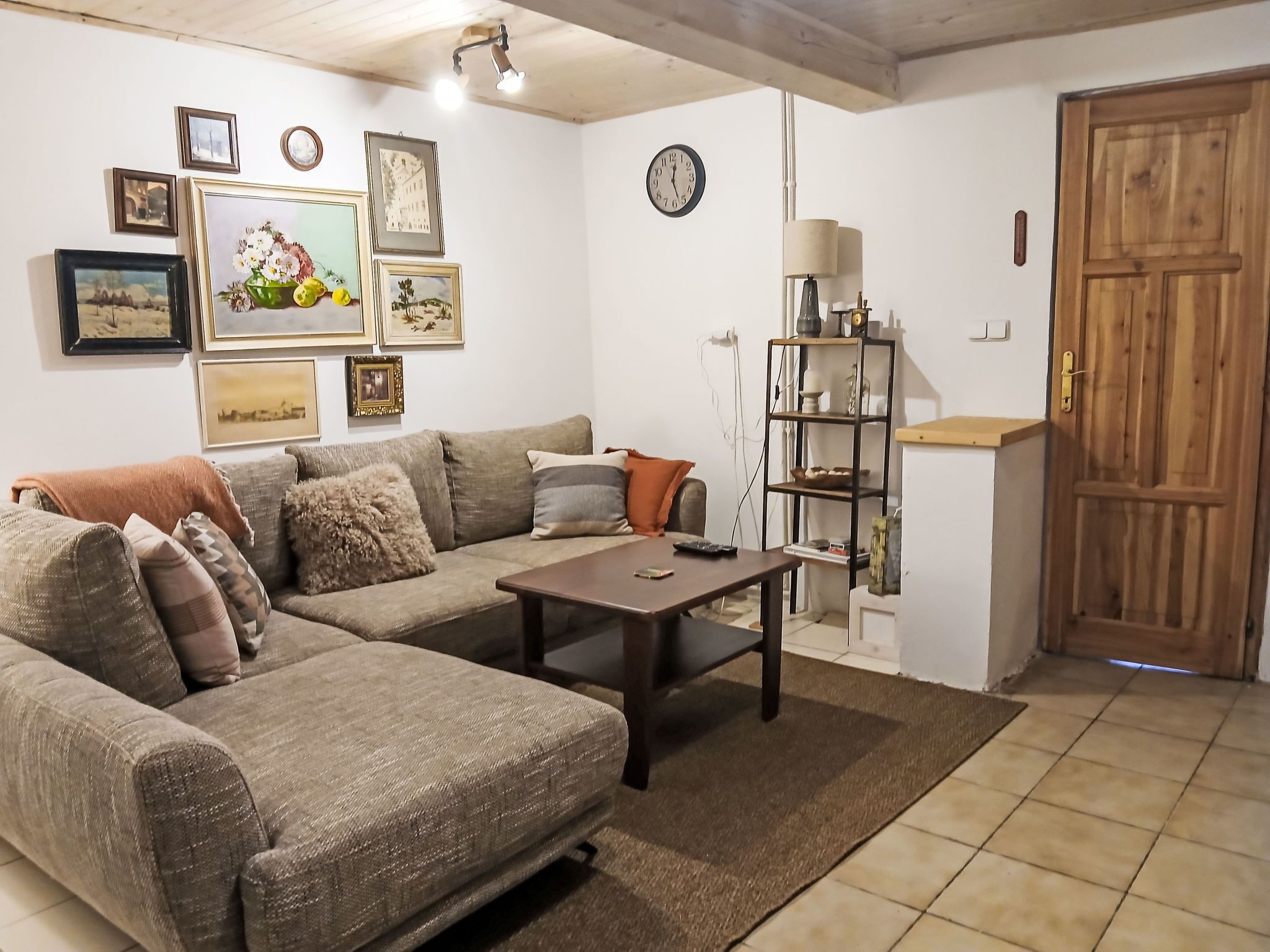 Ein Wohnzimmer mit einer Couch, einem Couchtisch und an der Wand befestigten Regalen.