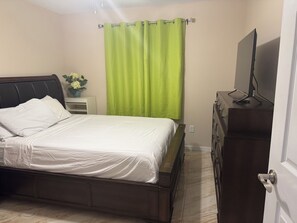 2 slaapkamers, een kluis op de kamer, een bureau