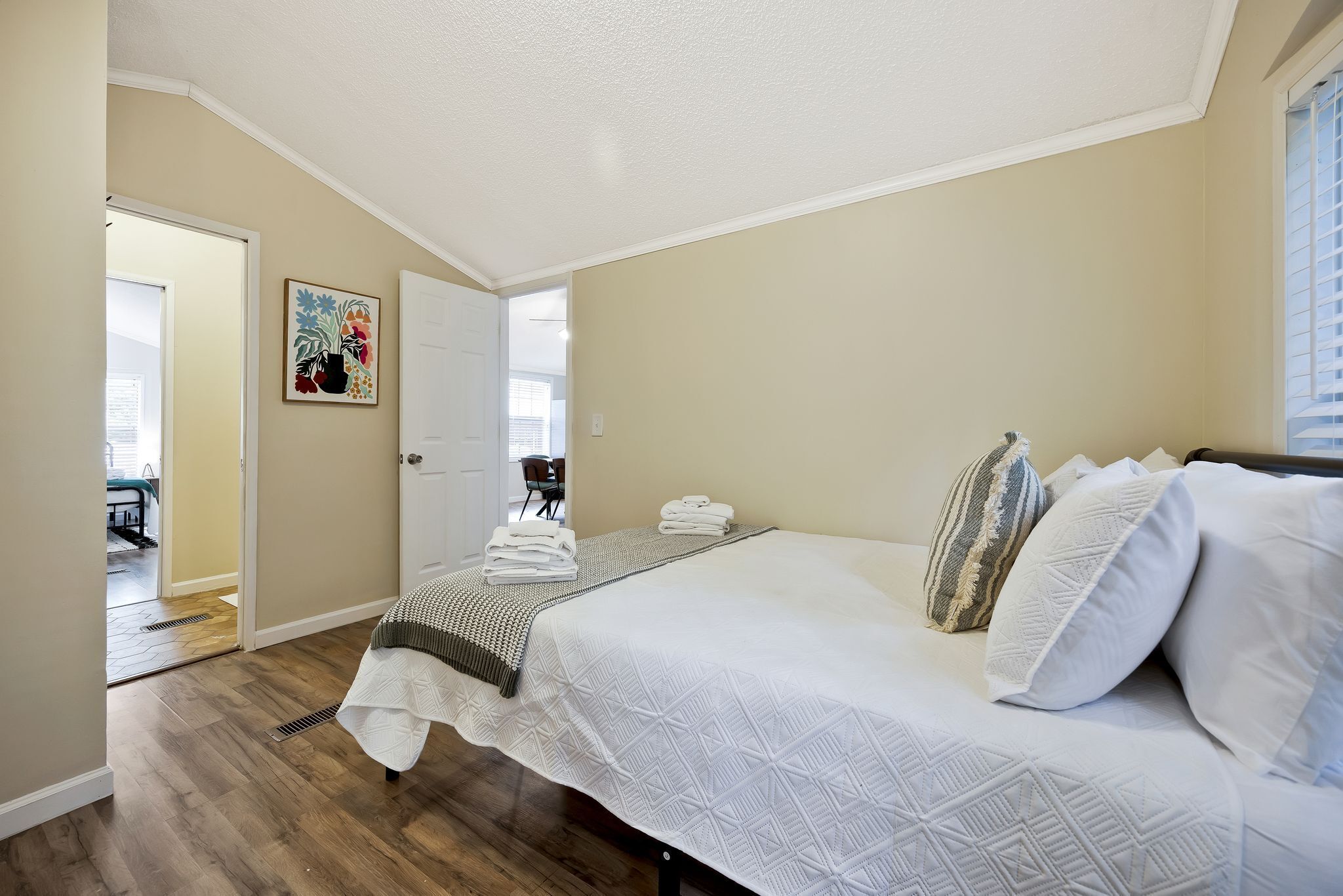 2 多间卧室、办公桌、免费 WiFi、床单