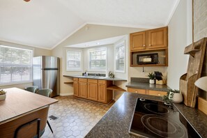 Fridge, microwave, stovetop, dishwasher - Brand New Two Bedroom: Near the Caverns (Monteagle)