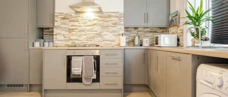 Frigorífico, microondas, horno y placa de cocina