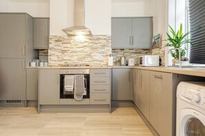 Frigorífic, microones, forn i placa de cuina 