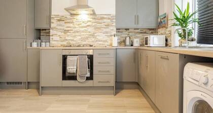 Modern 3-Bed Getaway | Family-Friendly | Close to Peak District
