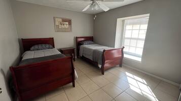 2 dormitorios, tabla de planchar con plancha, wifi gratis y ropa de cama