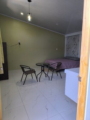 1 dormitorio, escritorio, wifi gratis y ropa de cama