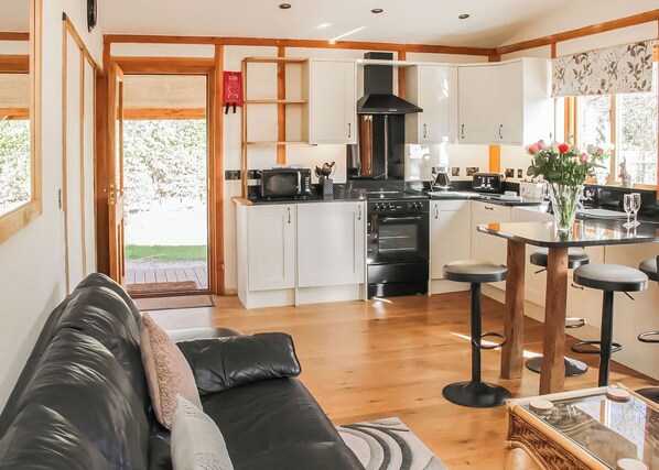 Fridge, oven, stovetop, toaster - 1 bedroom accommodation in Oswestry (Oswestry)