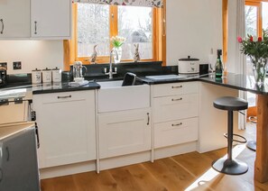 Réfrigérateur, un four, surface de cuisson, grille-pain