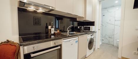 Refrigerador, microondas, horno, tetera/pava eléctrica